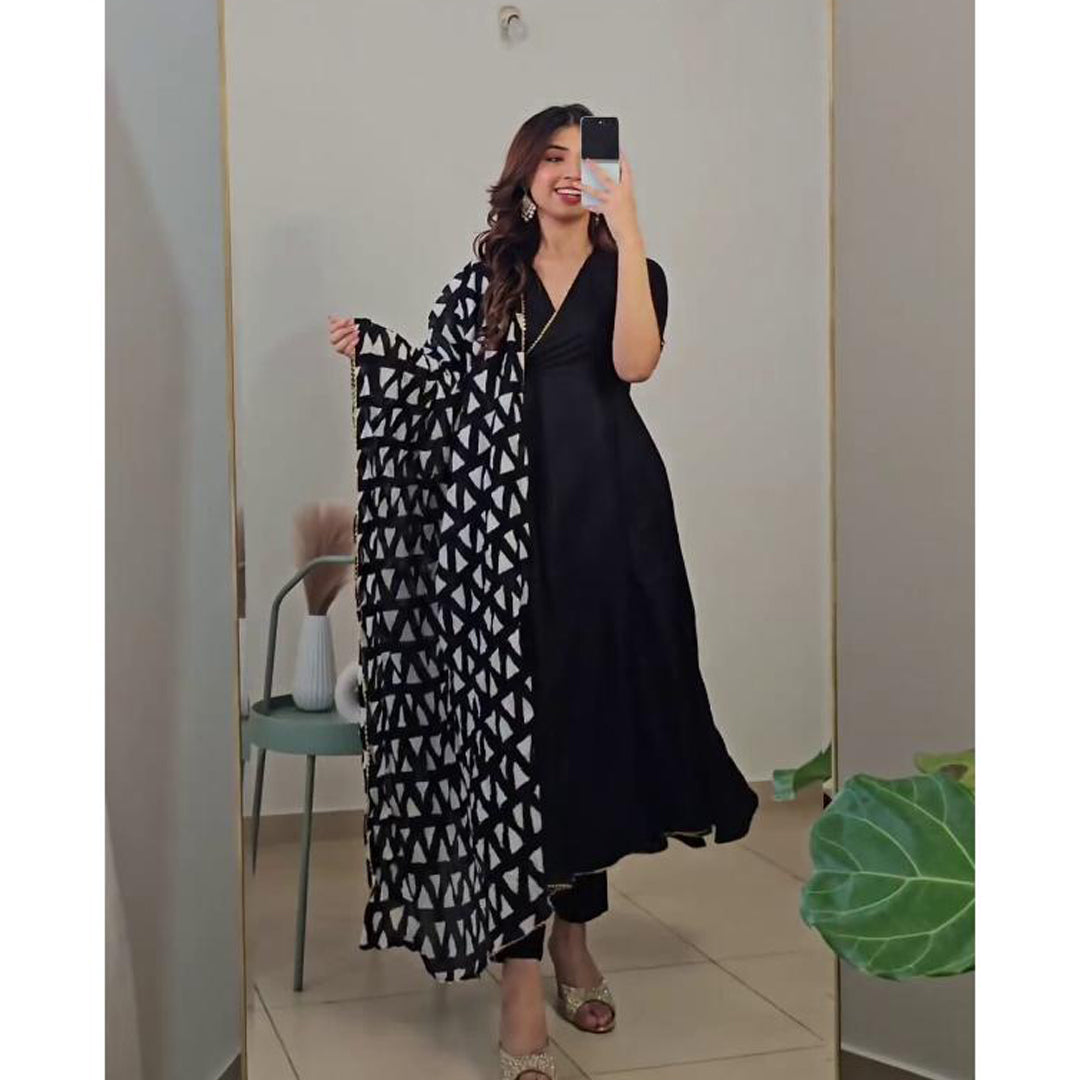 BEAUTIFUL BLACK PLAIN DESIGNER KURTI WITH PRINTED DUPATTA